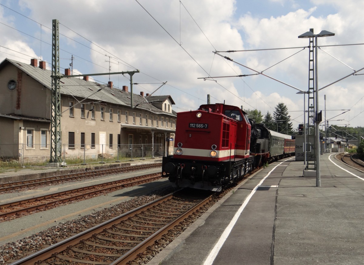 Am 24.07.14 gab es eine Überführung der Dampflok 75 501 von Schwarzenberg nach Neuenmarkt-Wirsberg. Hier die Fuhre mit 112 565 hier die Durchfahrt in Mehltheuer/V.
Eigentlich war dort ein Halt geplant.