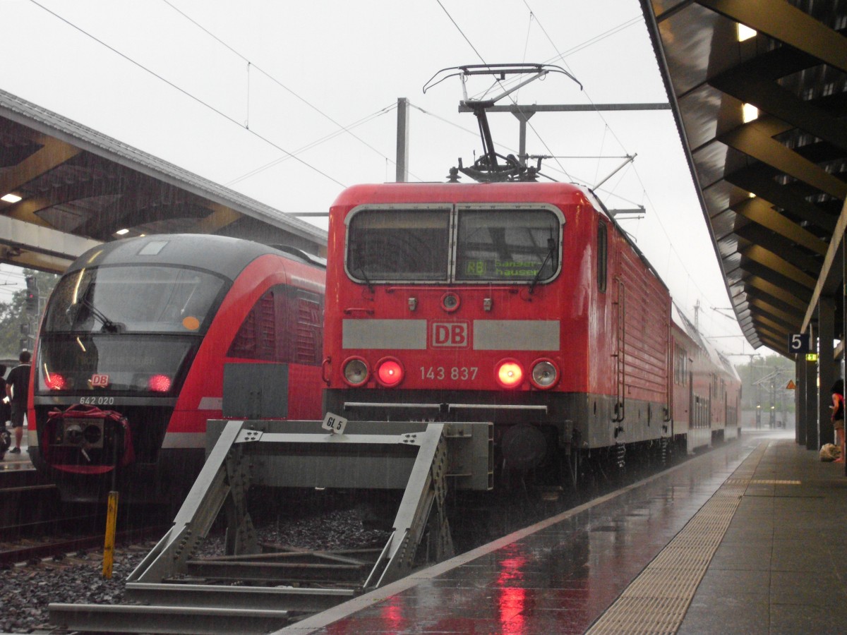 am 24.07.14 warten bei Strömenden Regen in Erfurt Hbf 642 020 als RE nach Kassel Wilhelmshöhe und 143 837 als RB nach Sangerhausen auf Abfahrt.