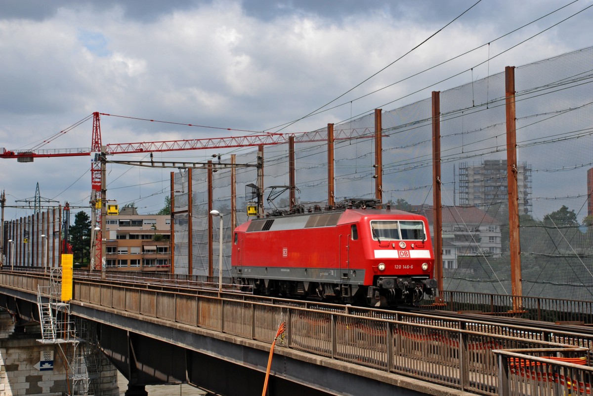Am 24.07.2010 fuhr die Münchner 120 146-6 als Lz 99417 über den Rhein zwischen Basel Bad Bf und Basel SBB, um den EC 6 (Chur HB - Hamburg-Altona) zu holen.