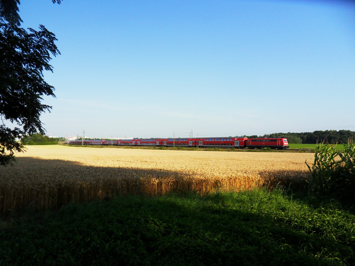 Am 24.07.2012 fahren zwei unbekannt gebliebene 111 mit ihrem RE kurz vor Gaimersheim in Richtung Treuchtlingen. Dort wird der Zug geteilt und der hintere Zugteil, der auch bis Treuchtlingen verschlossen ist abgekuppelt und abgestellt.