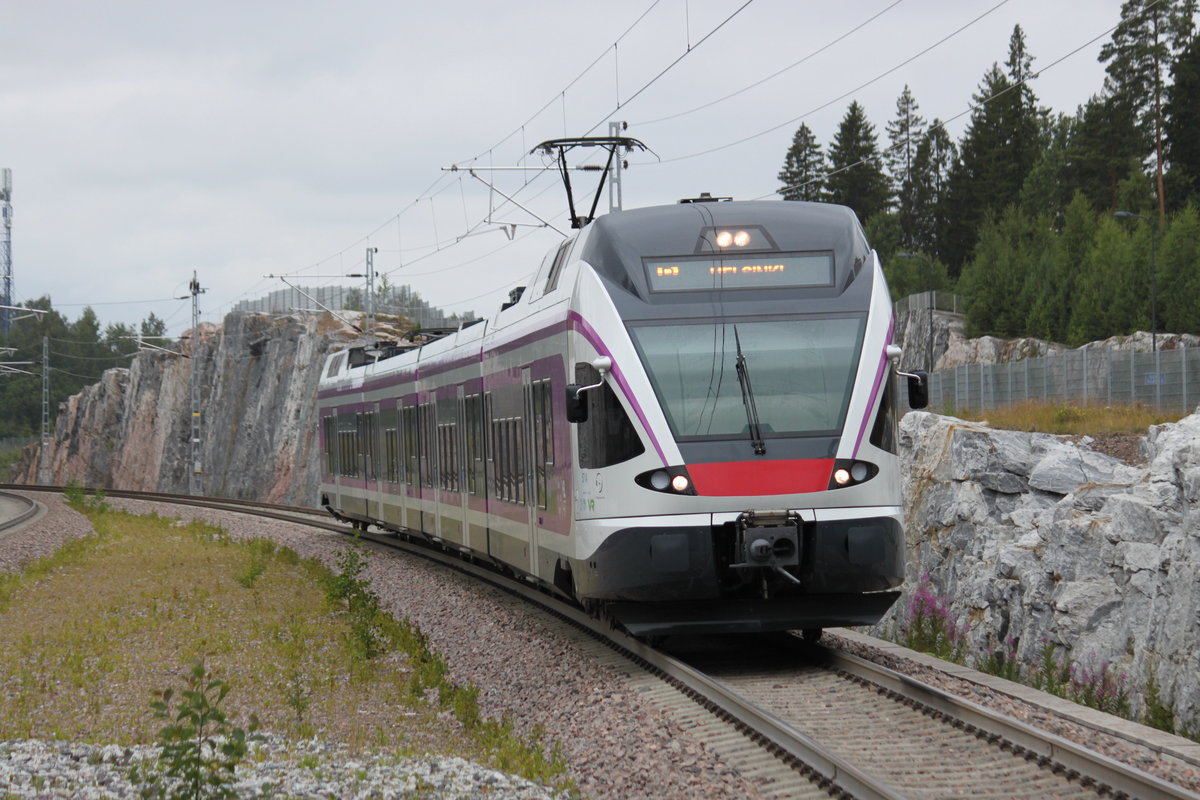 Am 24.07.2017 erreicht ein Zug der Linie P nach Helsinki den Bahnhof Leinelä.