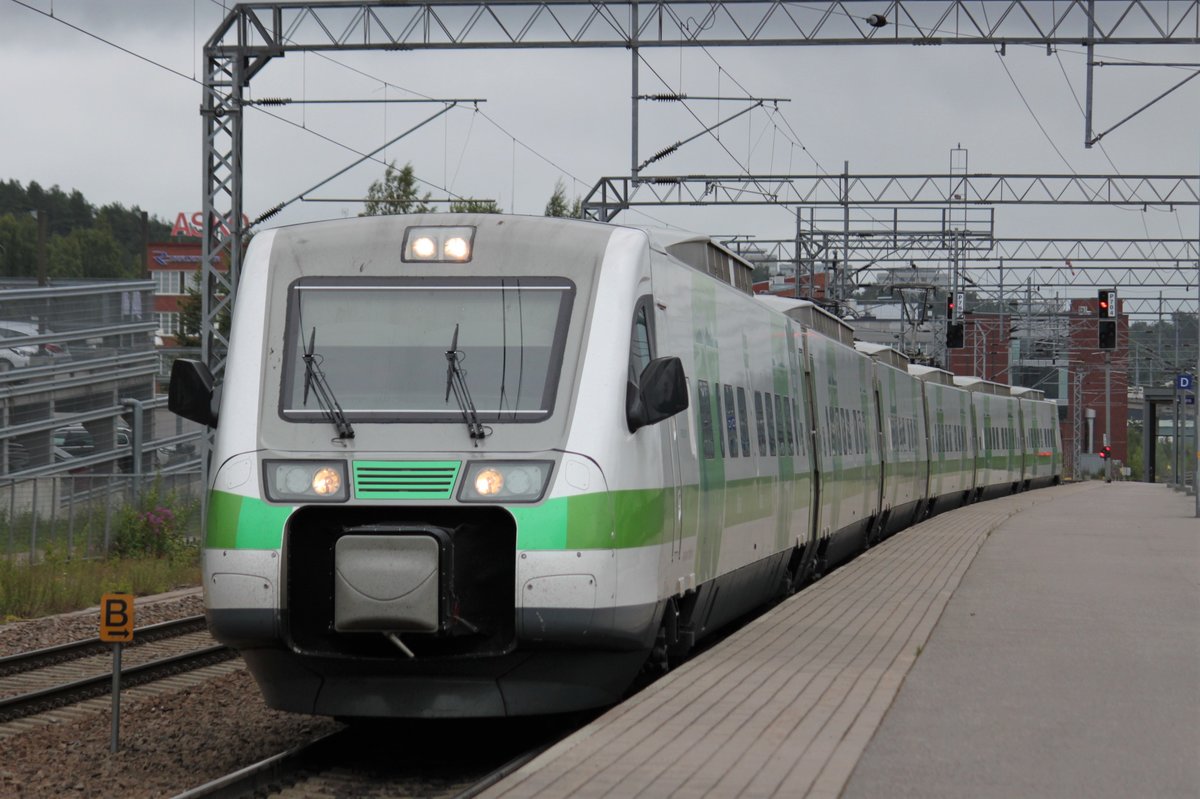 Am 24.07.2017 erreicht S64 aus Kajaani den Bahnhof Lahti. Nach kurzem Aufenthalt wird der Zug der Reihe Sm3 seine Fahrt nach Helsinki fortsetzen.