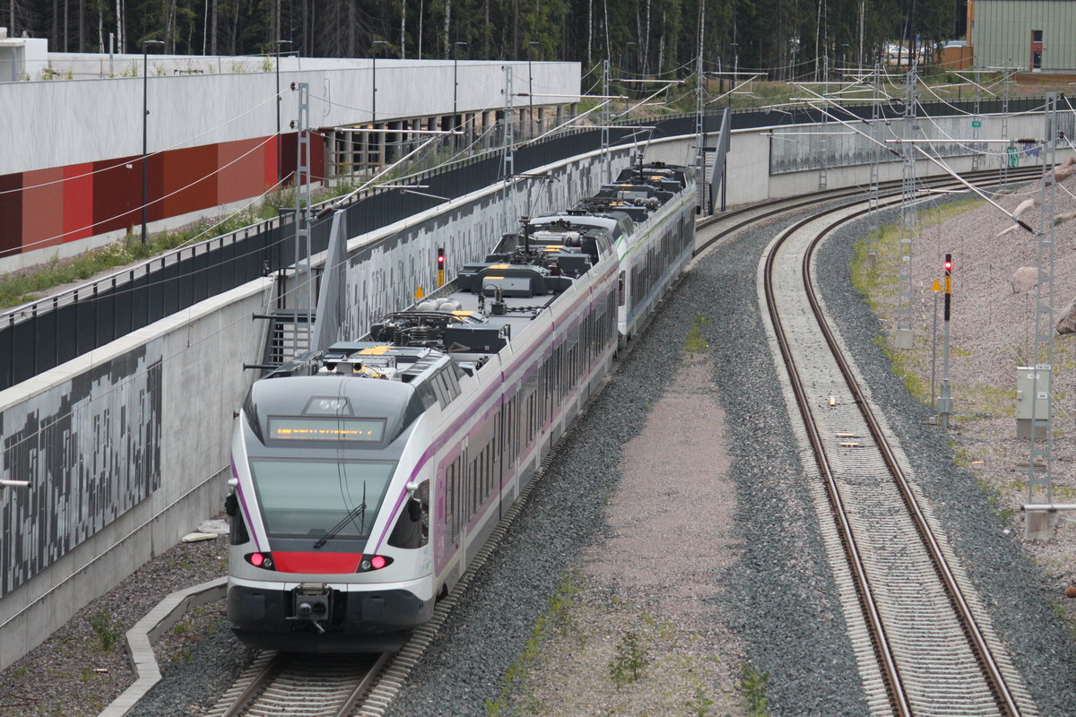 Am 24.07.2017 verlässt eine Doppeltraktion Sm5 den Bahnhof Kivistö in Richtung Flughafen.