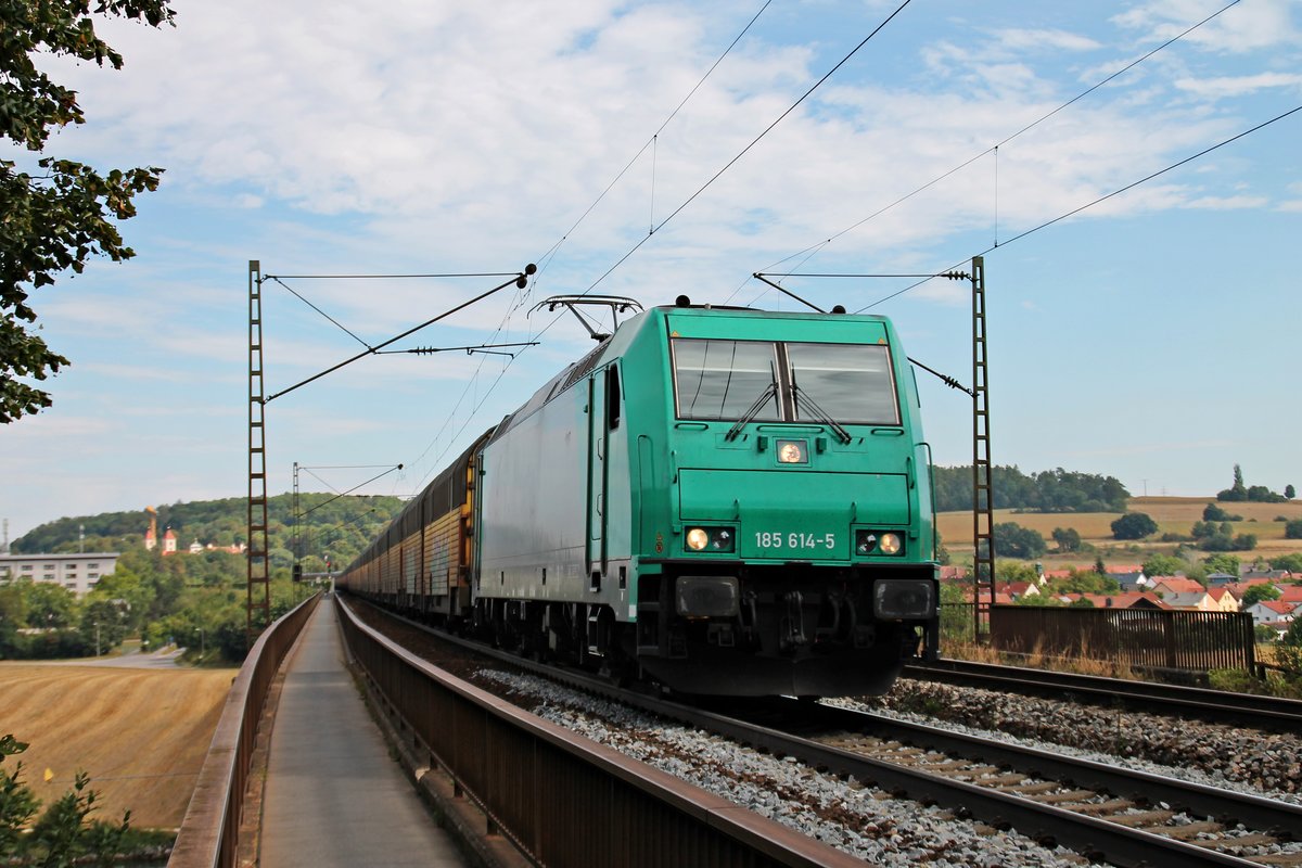 Am 24.08.2015 bespannte Alpha Trains/TXL 185 614-5 einen ARS Altmann Autozug, als sie in Richtung Norden über die Donaubrücke bei Mariaort fuhr.