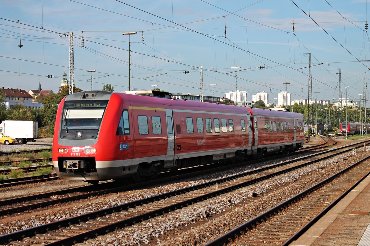 Am 24.08.2015 rangierte der 612 092 vom Abstellgleis/Tankstelle an den Bahnsteig von Regensburg Hbf, um dort dann als RE nach Hof Hbf zu starten.