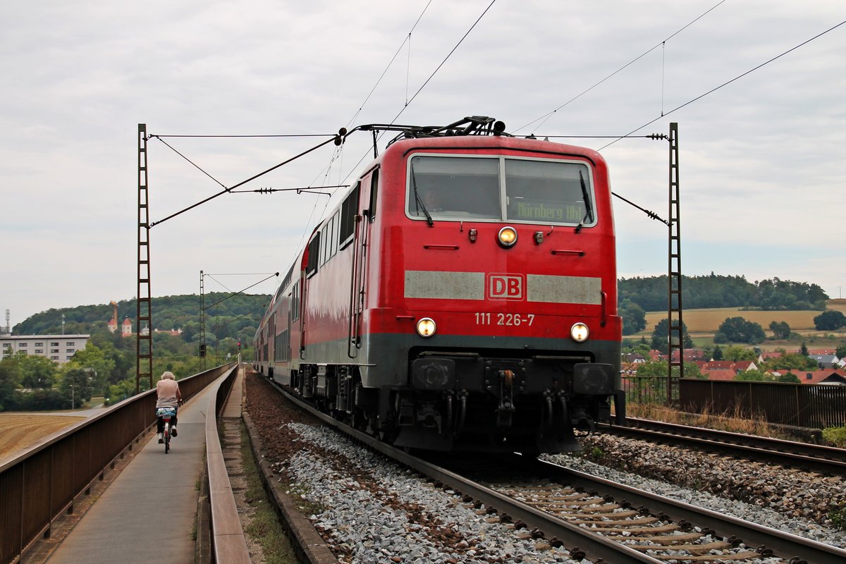 Am 24.08.2015 überquerte die Nürnberger 111 226-7 mit ihrem RE (München Hbf - Nürnberg Hbf) die Donaubrücke bei Mariaort in Richtung Norden.