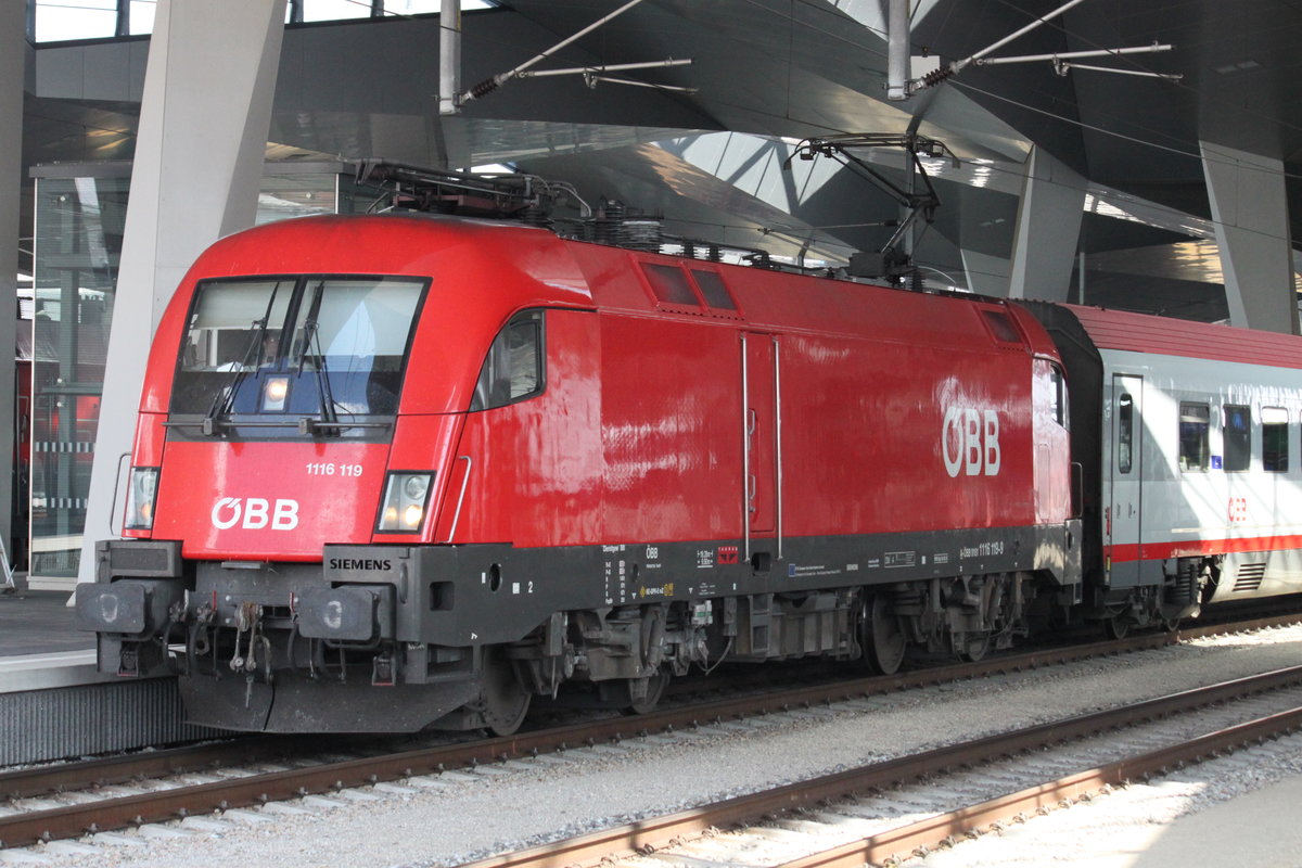 Am 24.08.2016 wartet ein IC nach Salzburg auf Ausfahrt in Wien Hauptbahnhof.