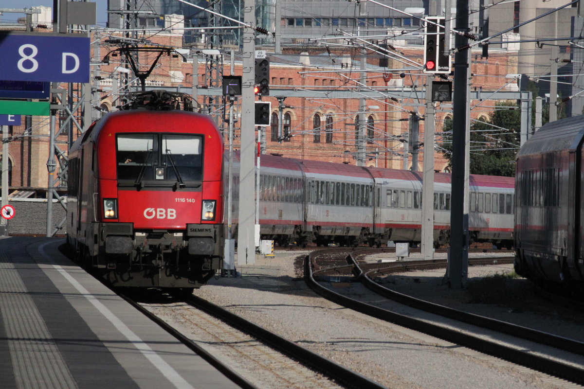 Am 24.08.2016 wird IC 744 nach Salzburg in Wien Hauptbahnhof an Gleis 8 bereitgestellt; Zuglok ist 1116 140.