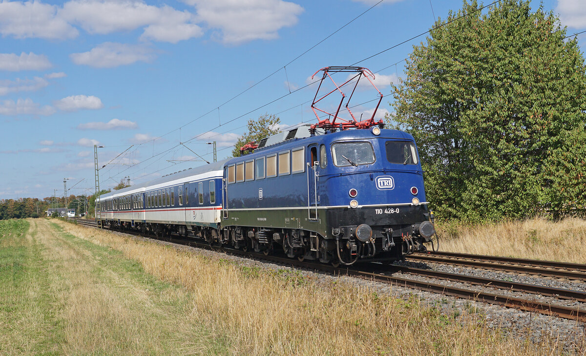 Am 24.08.2026 war f�r viele Fotografen die stahlblaue B�gelfalte ''110 428-0'',
das Objekt der Begierde.
Die elegante Lokomotive von TRI (Train Rental GmbH) bespannt den RB 37
auf der Niers-Erft-Bahn in Kaarst.