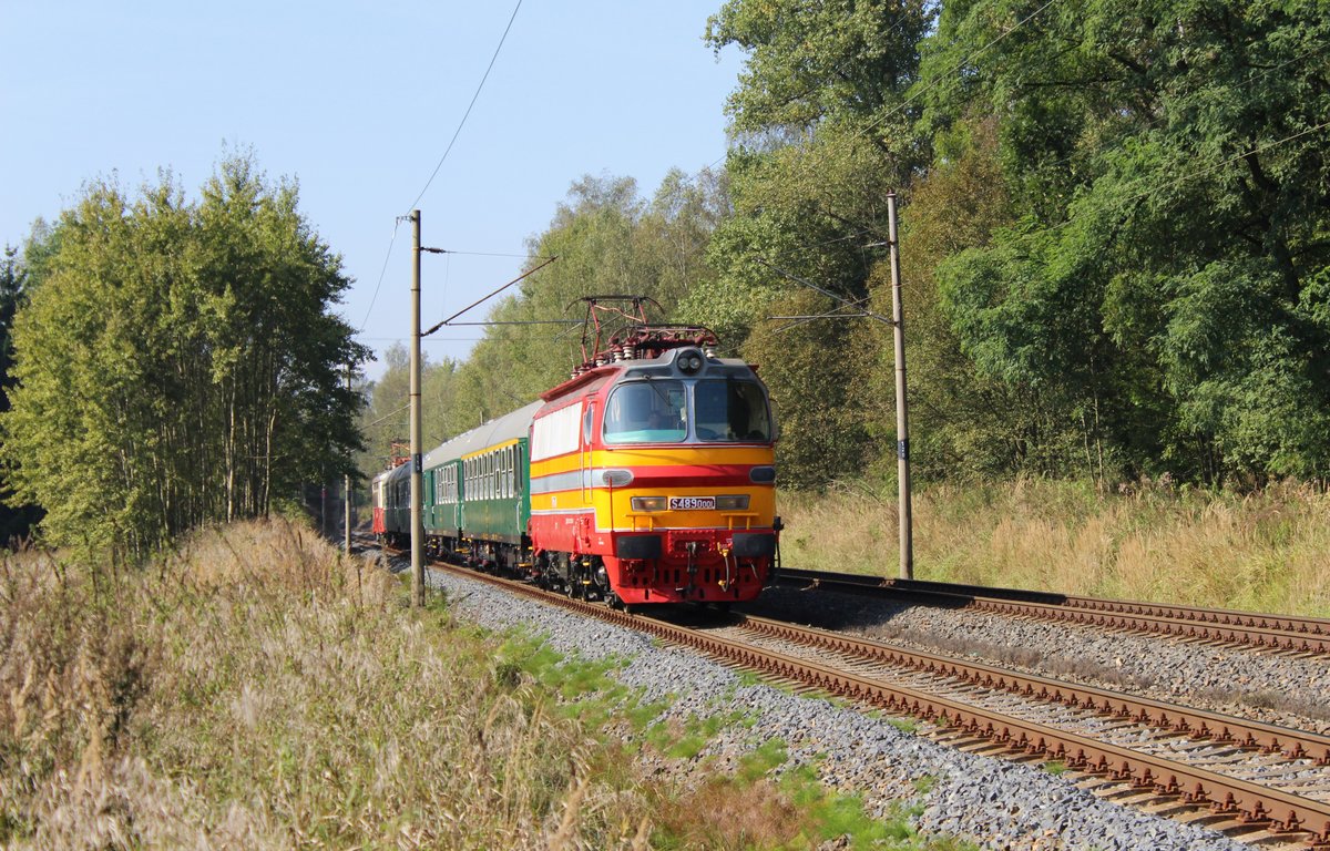 Am 24.09.16 war in Cheb Tag der Eisenbahn. Es fuhren viele Sonderzüge von Cheb nach Aš, Karlovy Vary, Mariánské Lázně, Plesná und Luby u Chebu. Hier S489 0001 und S 499 0213 mit OS 7027 bei Kynšperk nad Ohří.