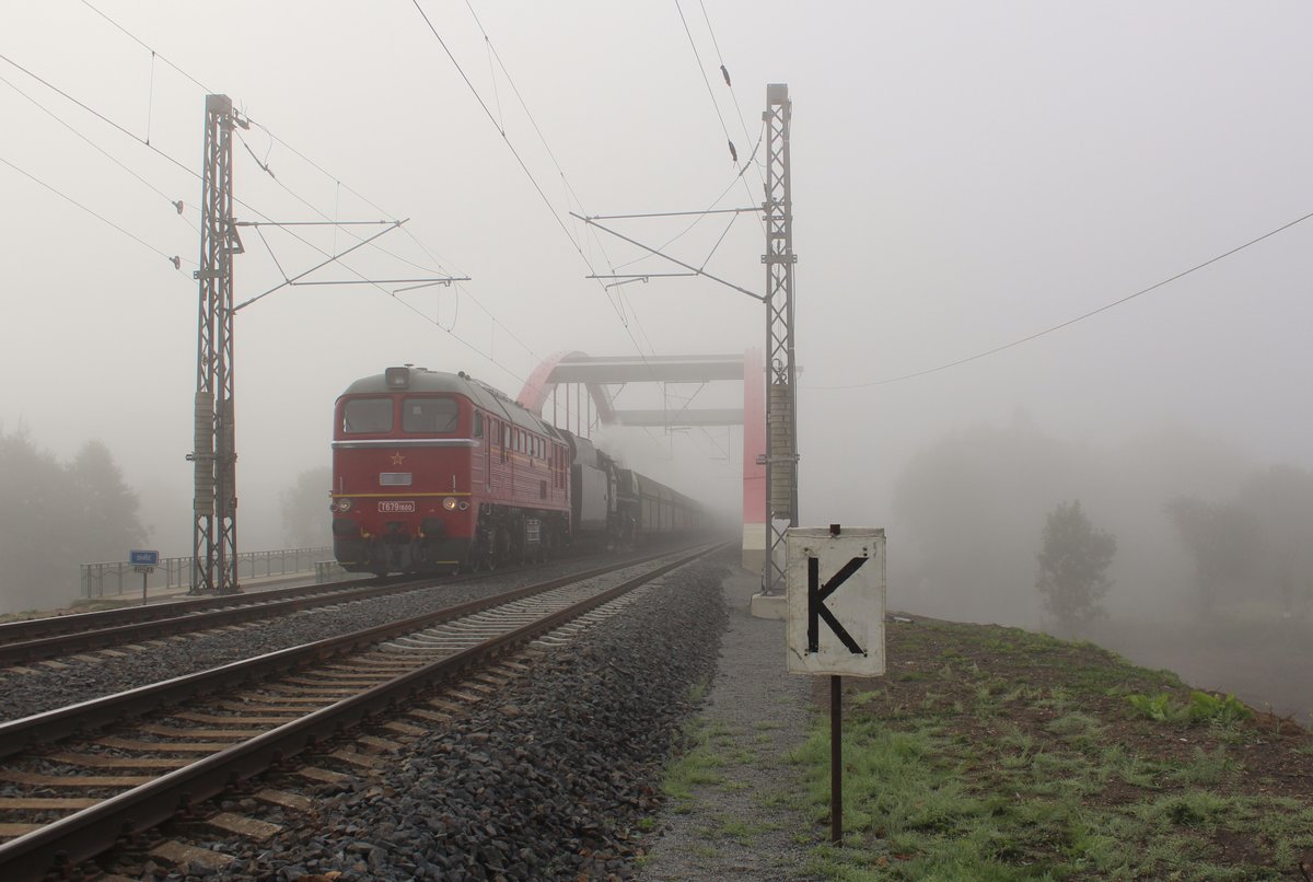 Am 24.09.16 war in Cheb Tag der Eisenbahn. Es fuhren viele Sonderzüge von Cheb nach Aš, Karlovy Vary, Mariánské Lázně, Plesná und Luby u Chebu. Mit einiger Verspätung kam T 679 1600 und 556 0506 mit (Pn 67770) bei Tršnice wo das Wetter früh noch sehr schlecht war.