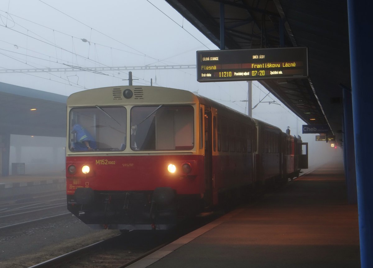 Am 24.09.16 war in Cheb Tag der Eisenbahn. Es fuhren viele Sonderzüge von Cheb nach Aš, Karlovy Vary, Mariánské Lázně, Plesná und Luby u Chebu. Hier M152 0002 mit Beiwagen und M131 1130 mit Beiwagen (11210) in Cheb.