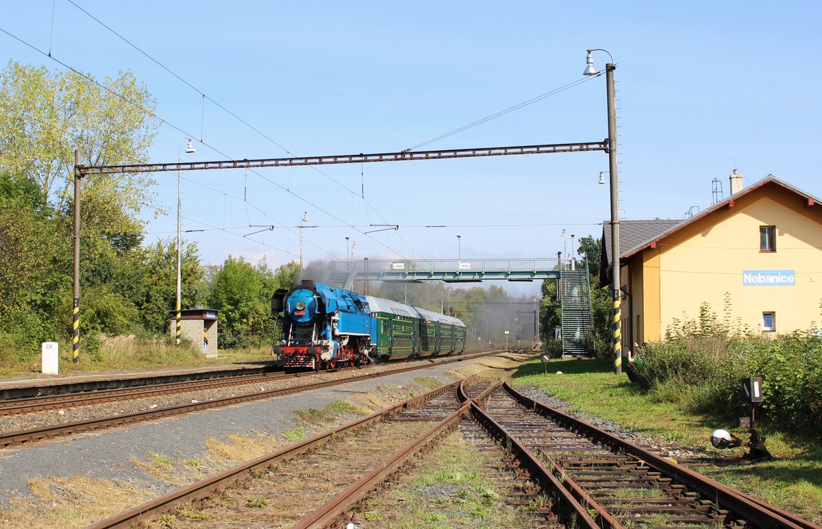 Am 24.09.16 war in Cheb Tag der Eisenbahn. Es fuhren viele Sonderzüge von Cheb nach Aš, Karlovy Vary, Mariánské Lázně, Plesná und Luby u Chebu. Hier 477 043 (11204) mit einer Doppelstockeinheit in Nebanice.