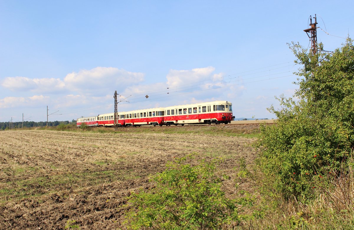 Am 24.09.16 war in Cheb Tag der Eisenbahn. Es fuhren viele Sonderzüge von Cheb nach Aš, Karlovy Vary, Mariánské Lázně, Plesná und Luby u Chebu. M 240 0100 und M 262 1043 (11213) bei Tršnice. 