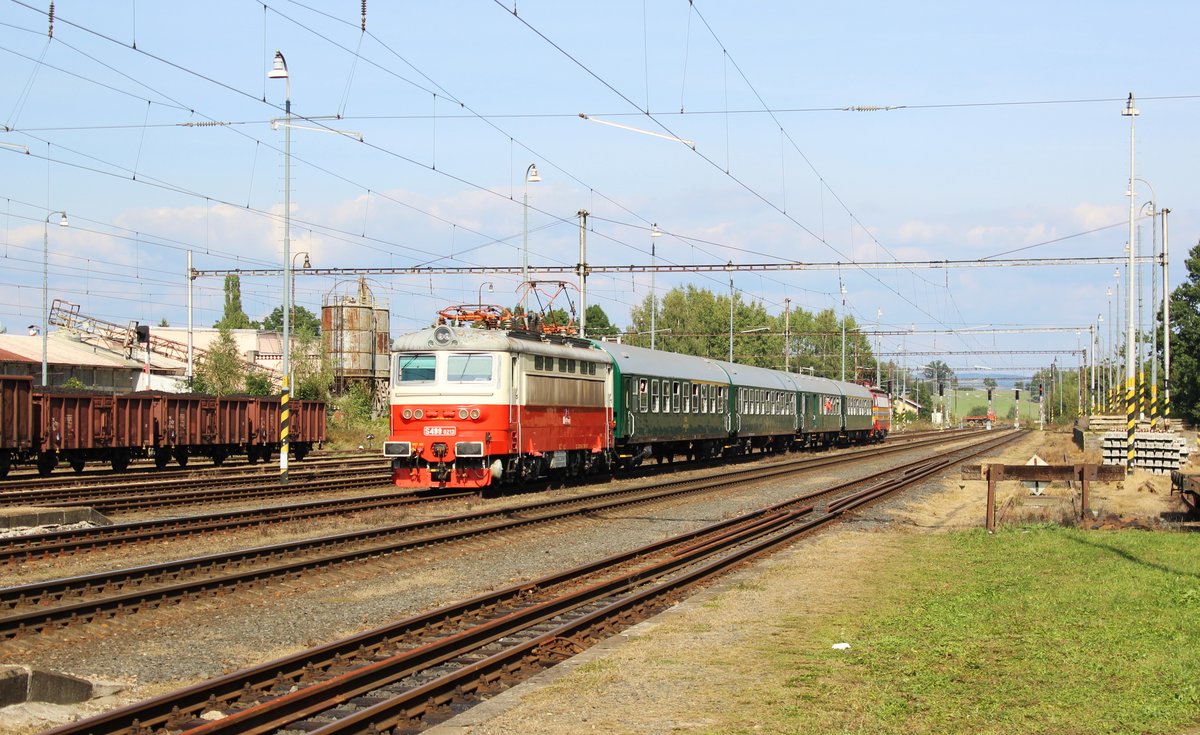 Am 24.09.16 war in Cheb Tag der Eisenbahn. Es fuhren viele Sonderzüge von Cheb nach Aš, Karlovy Vary, Mariánské Lázně, Plesná und Luby u Chebu. S 499 0213 und S 489 0001 (OS 7356) in Tršnice.