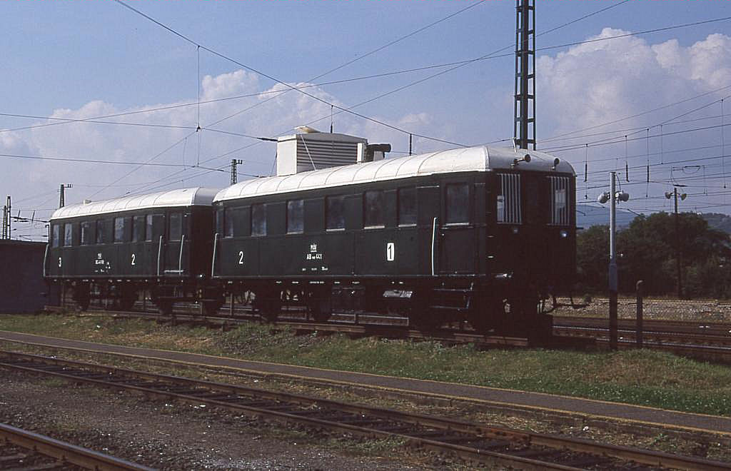 Am 24.09.1999 stand dieser ABmot 4910 mit Beiwagen als Denkmal am Zugang
zum Depot in Pecs in Ungarn.
