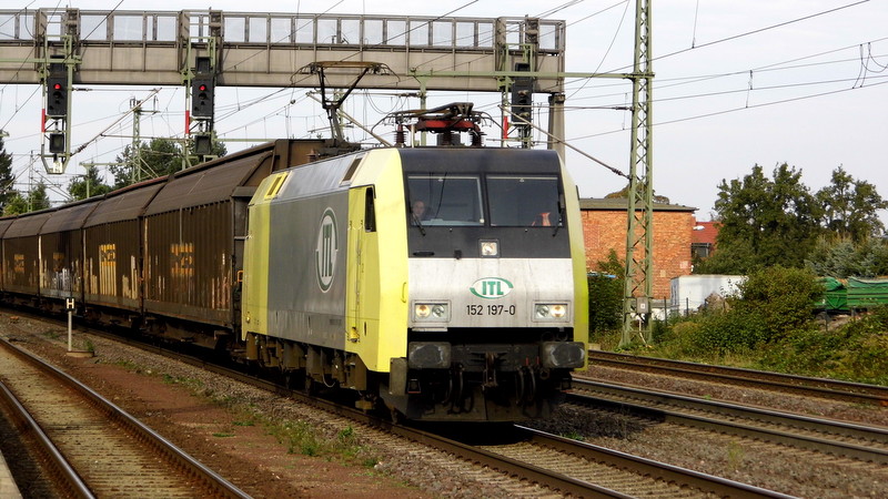 Am 24.09.2014 kam die 152 197-0 von der ITL aus Richtung Braunschweig nach Niederndodeleben und fuhr weiter in Richtung Magdeburg .