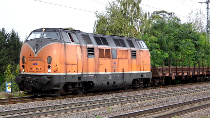 Am 24.09.2014 kam die 221 135-7 von der Bocholter Eisenbahngesellschaft aus Richtung Magdeburg nach Niederndodeleben und fuhr weiter in Richtung Braunschweig .