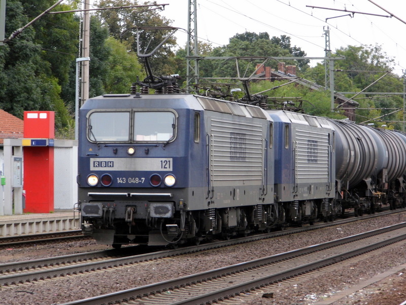 Am 24.09.2014 kamen die 143 038-7 (121)und die 143 554-4 (117) von der RBH aus Richtung Magdeburg nach Niederndodeleben und fuhr weiter in Richtung Braunschweig . 