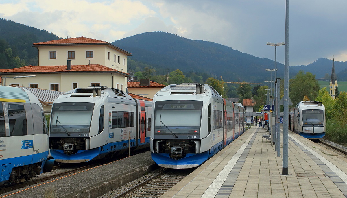 Am 24.09.2017 sind im Bahnhof Schliersee sämtliche Gleise belegt, auf Gleis 1 stehen der Talent VT 0003 und dahinter der Integral VT 110, daneben fährt der aus München kommende VT 116 nach Bayrischzell ein, rechts wartet VT 105 auf die Weiterfaht nach München
