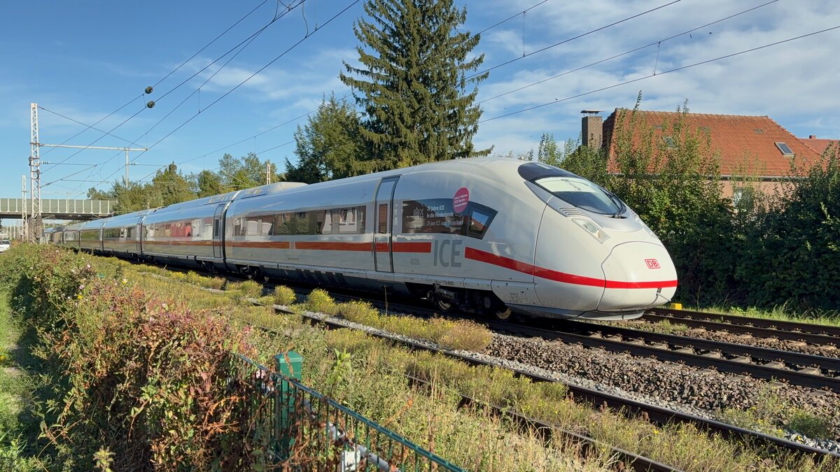Am 24.09.2025 fuhr als erstmals ein ICE 3neo (BR 408) die IC-Linie Berlin Ostbahnhof nach Amsterdam Centraal. Den als IC 142 verkehrenden Triebzug 8020  Amsterdam , mit Folierung zum 25-jährigen Jubiläum von ICEs in Amsterdam, konnte ich hier kurz nach der Ausfahrt in Bünde(Westf.) fotografieren.