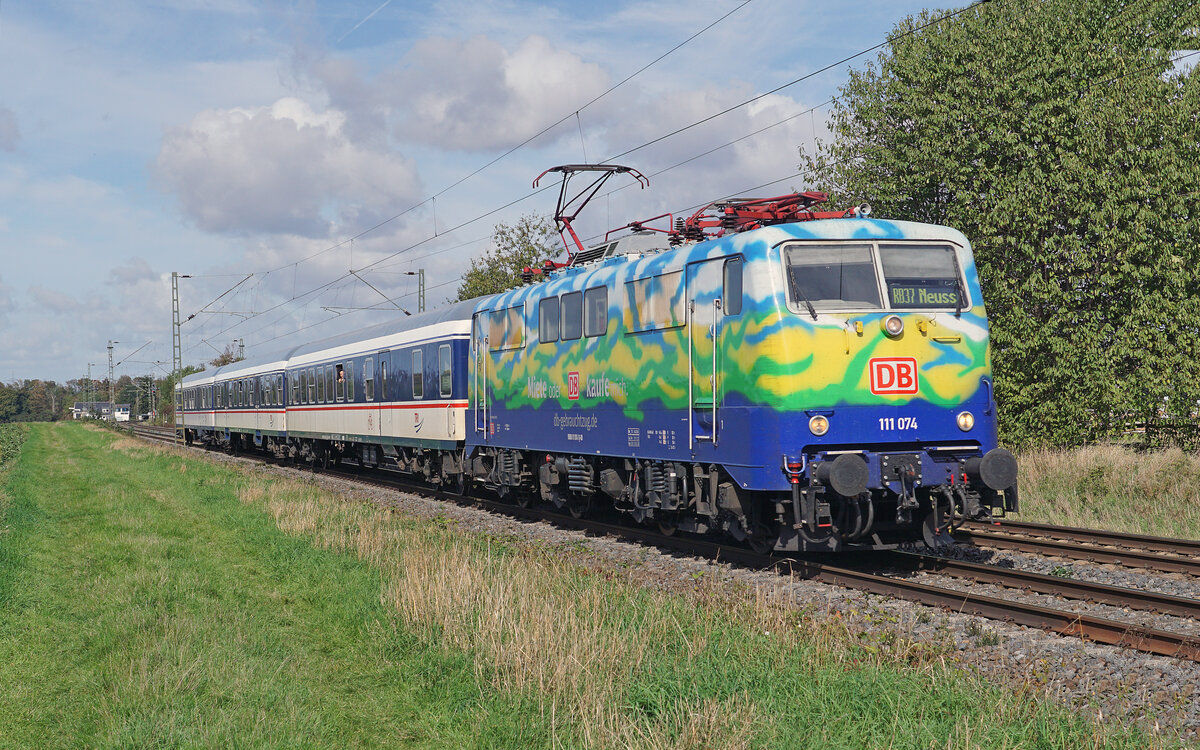 Am 24.09.2026 war f�r viele Fotografen die
''Wilde Hilde'' 111 074
das Objekt der Begierde.
Die elegante Lokomotive von bespannt den RB 37
auf der Niers-Erft-Bahn in Kaarst.