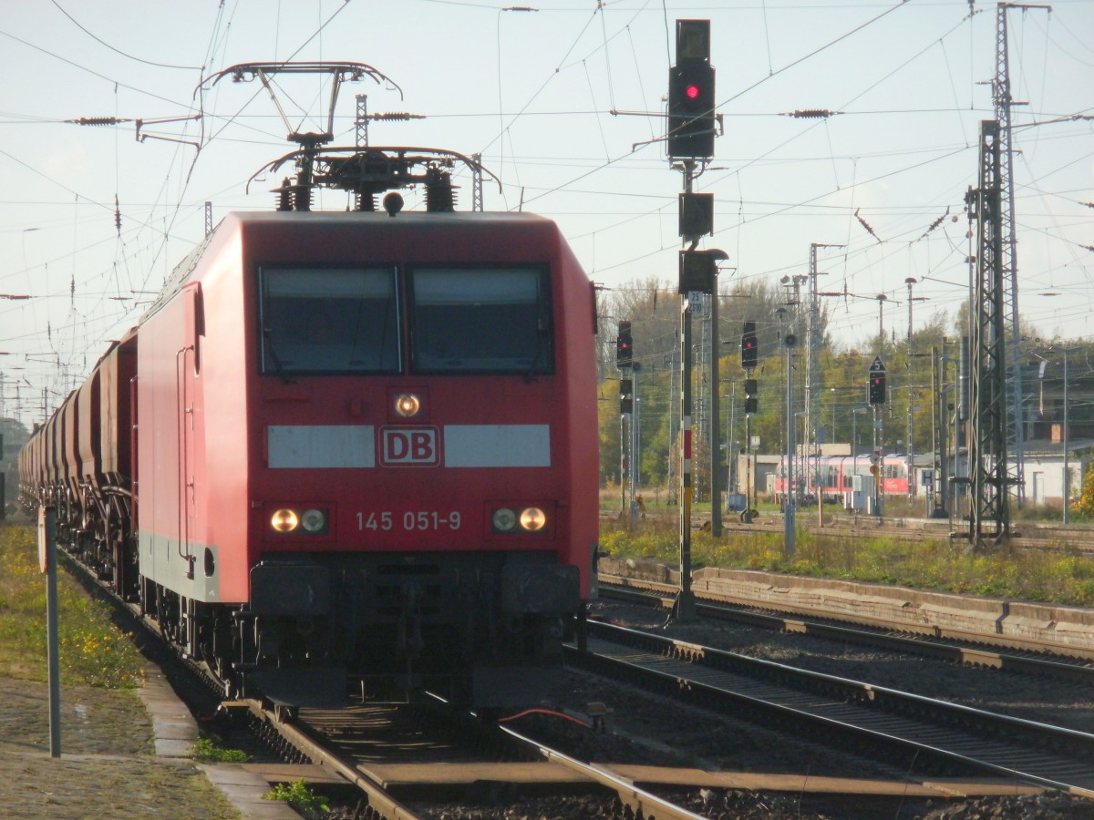Am 24.10.2013 kam 145 051 mit einem Kalizug aus Richtung Wittenberge durch Stendal und fuhr weiter Richtung Magdeburg.