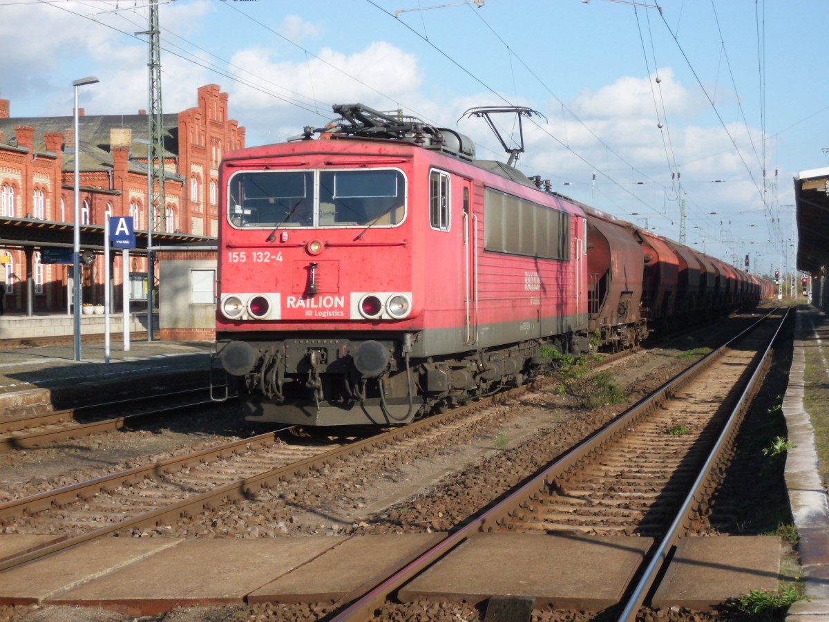 Am 24.10.2013 kam 155 132 mit einem Kalizug aus Richtung Magdeburg durch Stendal und fuhr weiter Richtung Hannover.