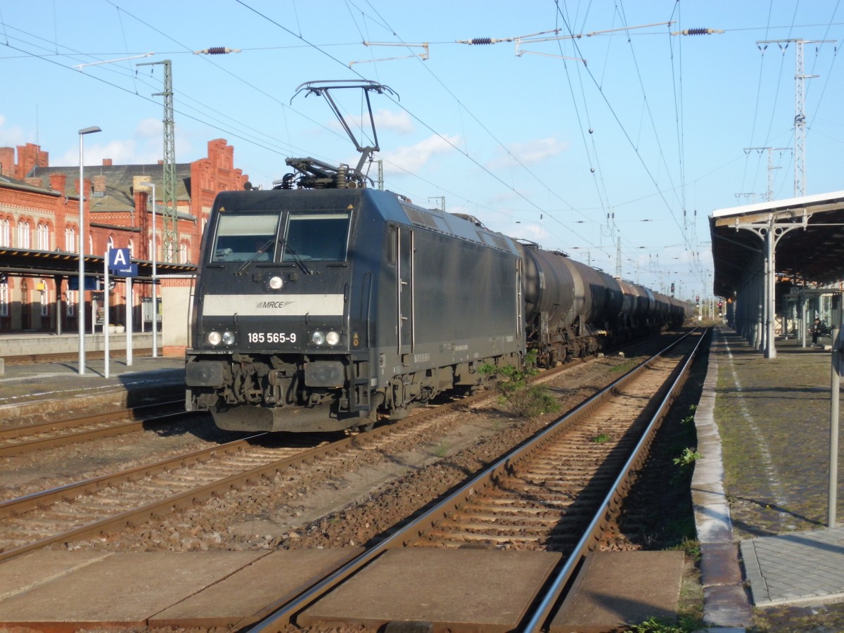 Am 24.10.2013 kam 185 565 mit einem Kesselzug aus Richtung Magdeburg durch Stendal und fuhr weiter Richtung Wittenberge.
