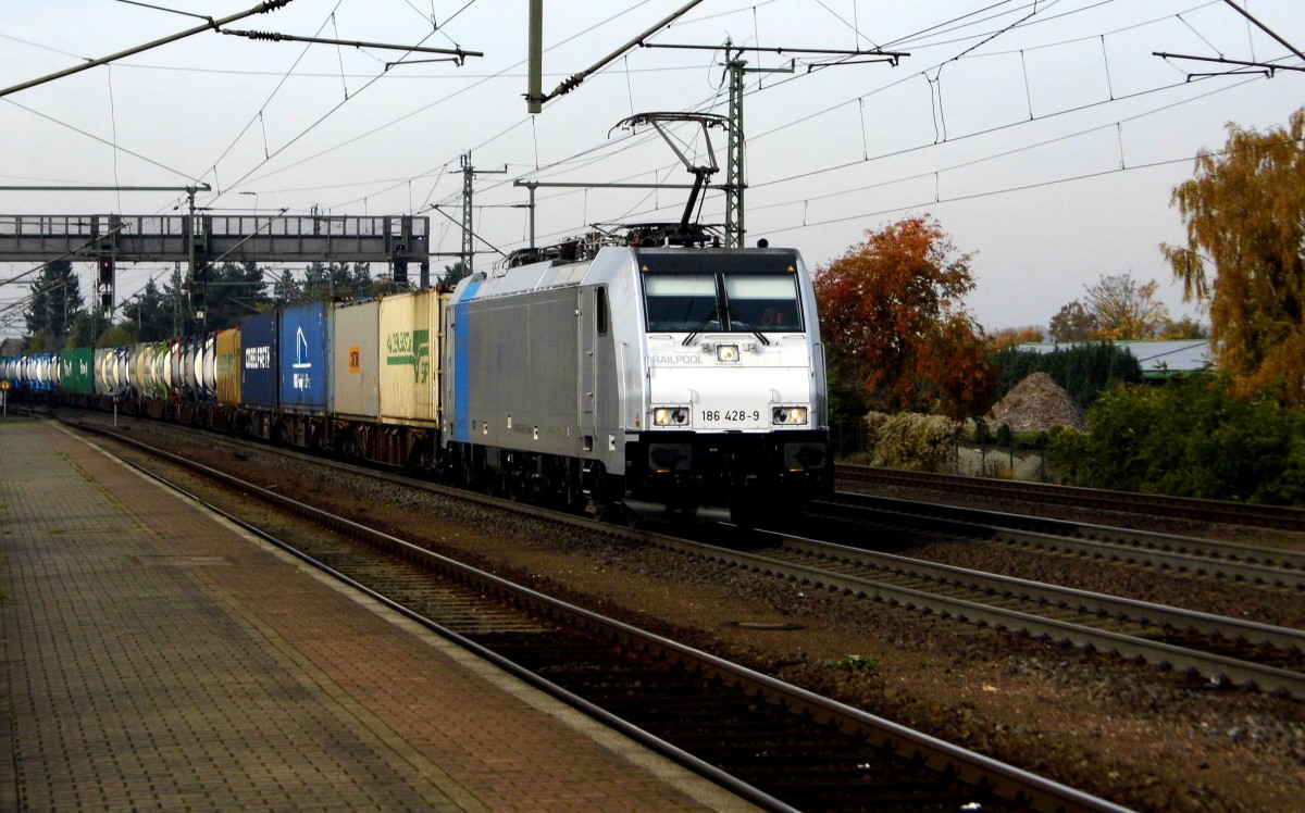 Am 24.10.2015 kam die 186 428-9 von der Rurtalbahn Cargo ( Railpool) aus Richtung Braunschweig nach Niederndodeleben und fuhr weiter in Richtung Magdeburg .