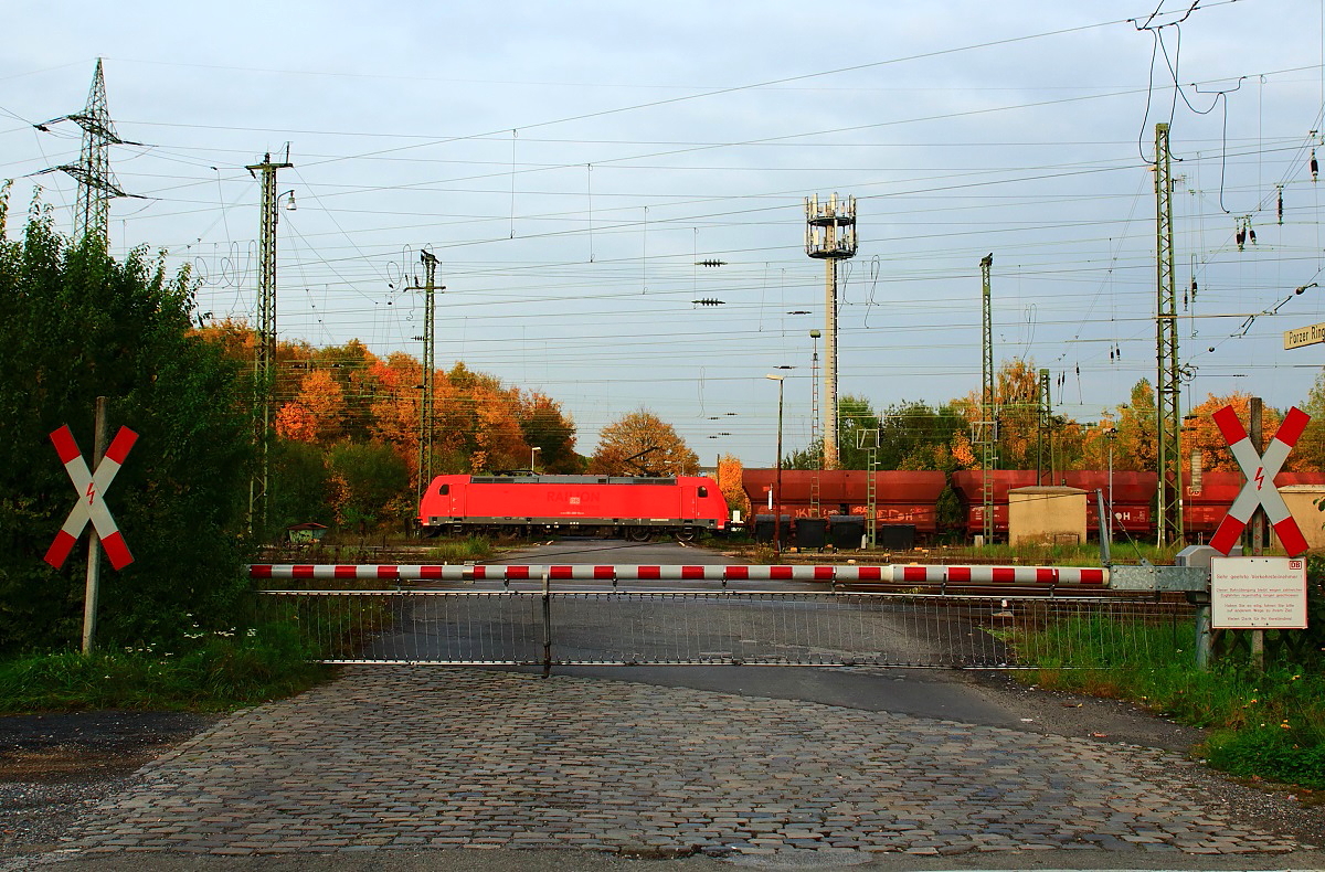 Am 24.10.2015 überquert eine 185 den Bahnübergang Porzer Ringstraße in Köln-Gremberg