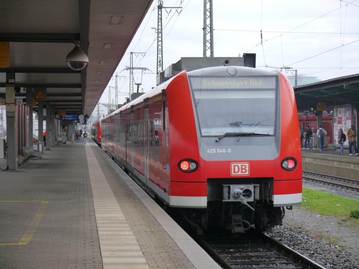 Am 24.10.2016 stand 425 046 in Würzburg Hbf auf Gleis 10 als RB 58267 nach Schweinfurt Hbf.