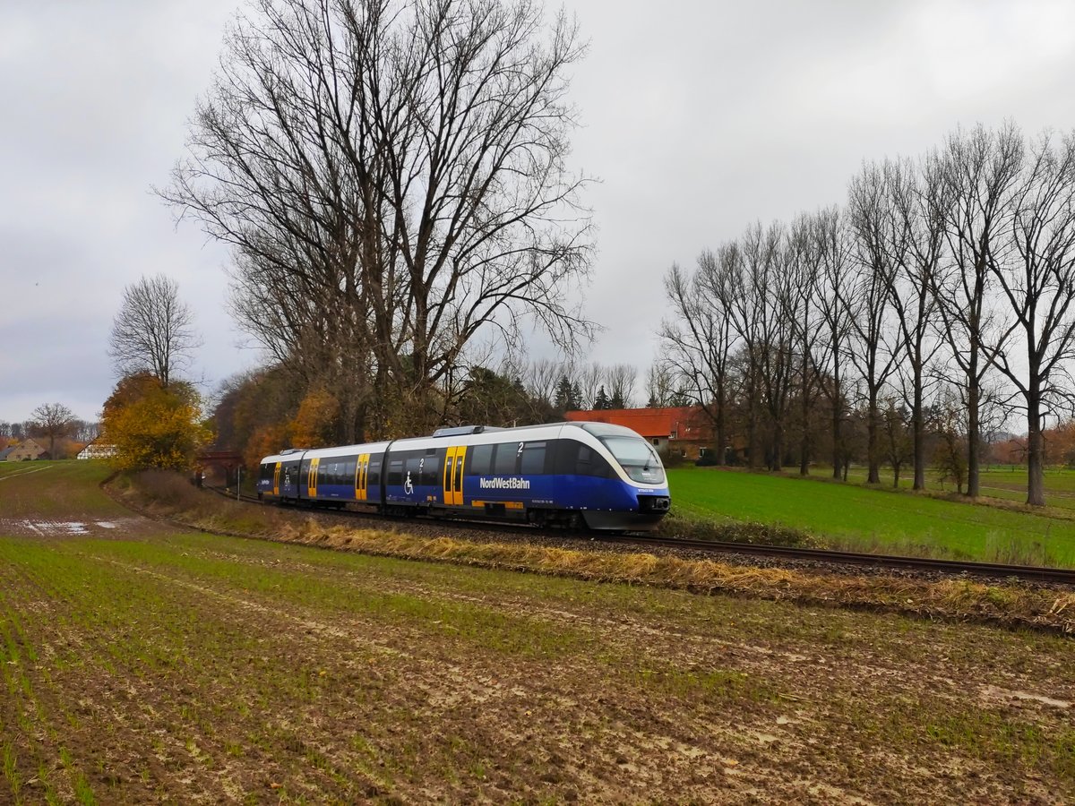 Am 24.11 ist VT 643 308 der NordWestBahn als RB 75 von Bielefeld nach Osnabrück unterwegs.  Er erreicht in Kürze die Ziegelsteinbrücke in Hankenberge. 