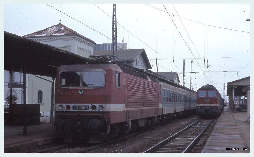 
Am 24.11.1996 steht 143239 mit der Regionalbahn in Richtung Kassel im Bahnhof Nordhausen.