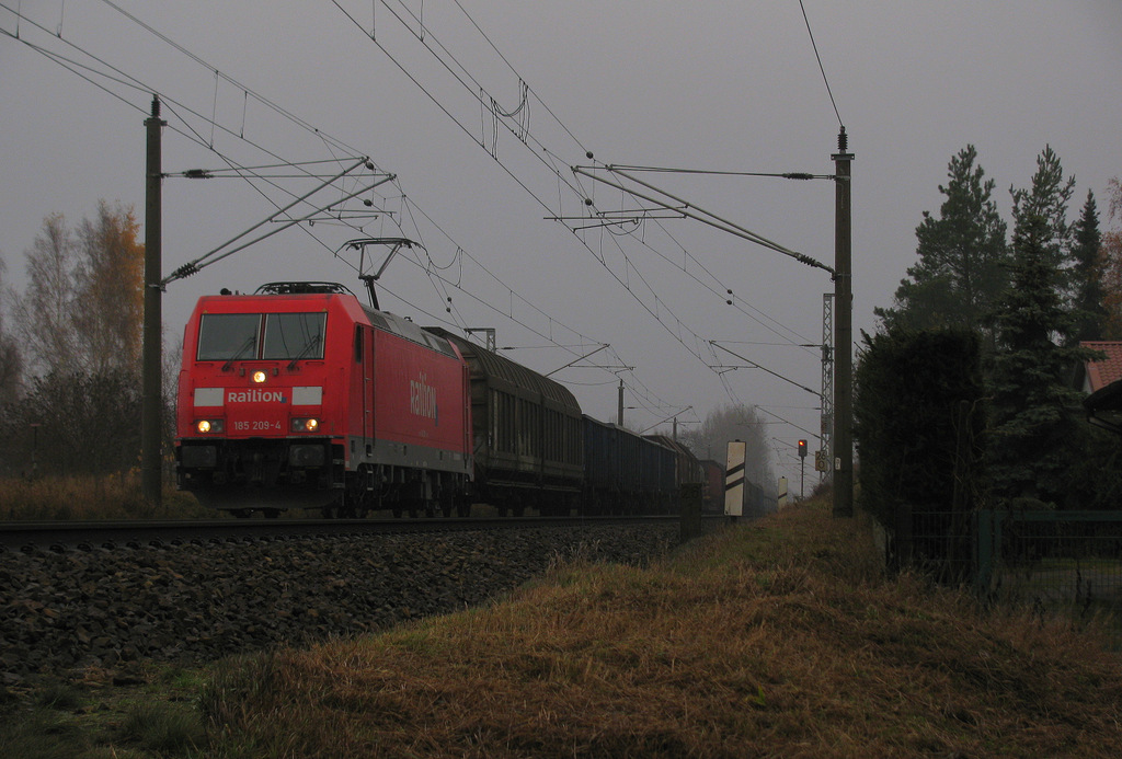 Am 24.11.2012 verschlug es mich an die Dresdener Bahn. Zuerst kam in Rangsdorf mal ein Güterzug durch gezogen von 185 209-4.