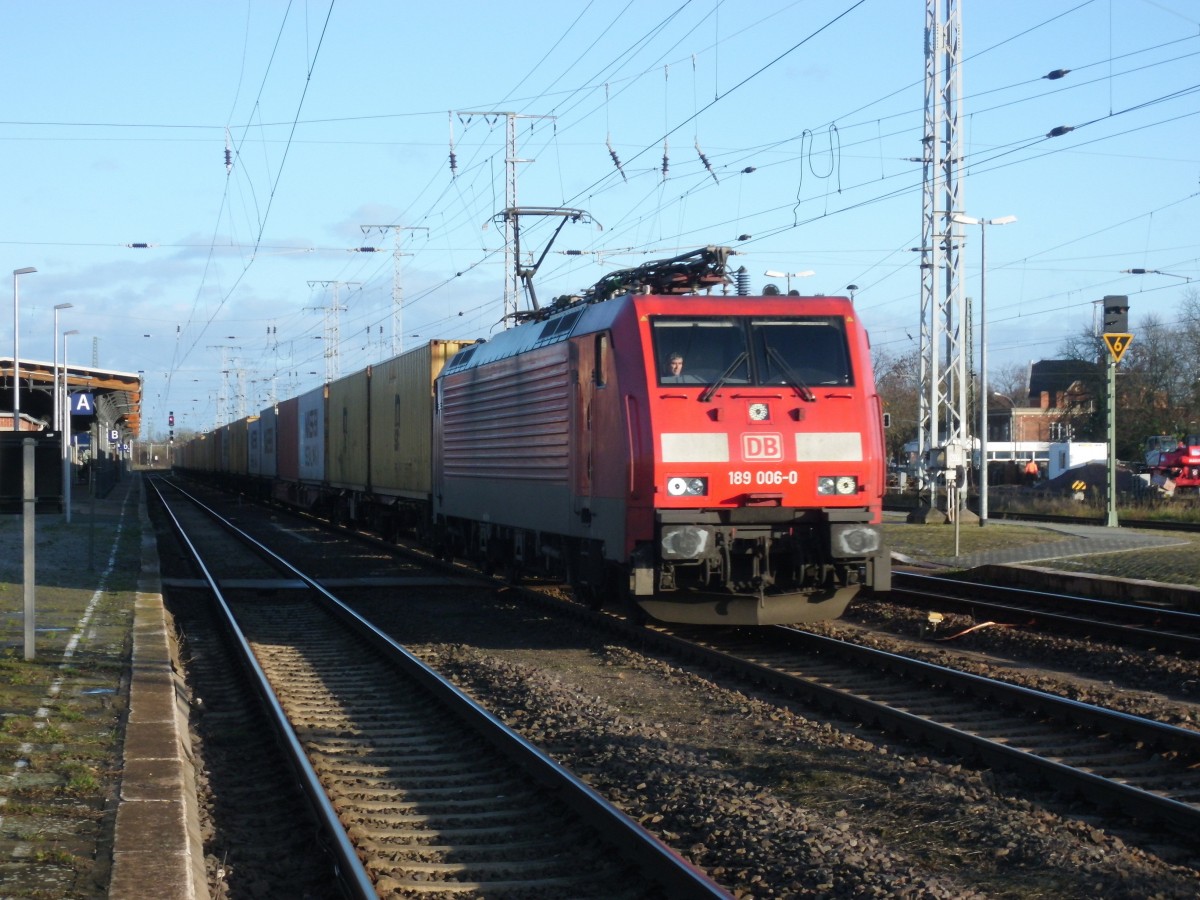 Am 24.11.2013 kam 189 006 mit einem Containerzug aus Richtung Magdeburg durch Stendal und fuhr weiter über Wittenberge nach Hamburg.