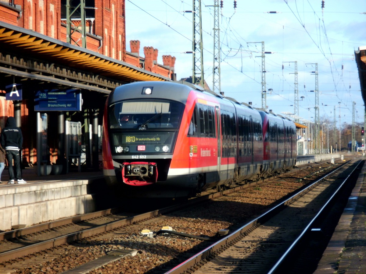 Am 24.11.2013 musste die RB 13 nach Braunschweig als Doppelersatzzug aus dem Bw Stendal geholt werden da der Regelzug eine Verspätung von ca.60 min. hatte.(642 192/692[LED´s]mit 642 233/733[ohne LED´s].