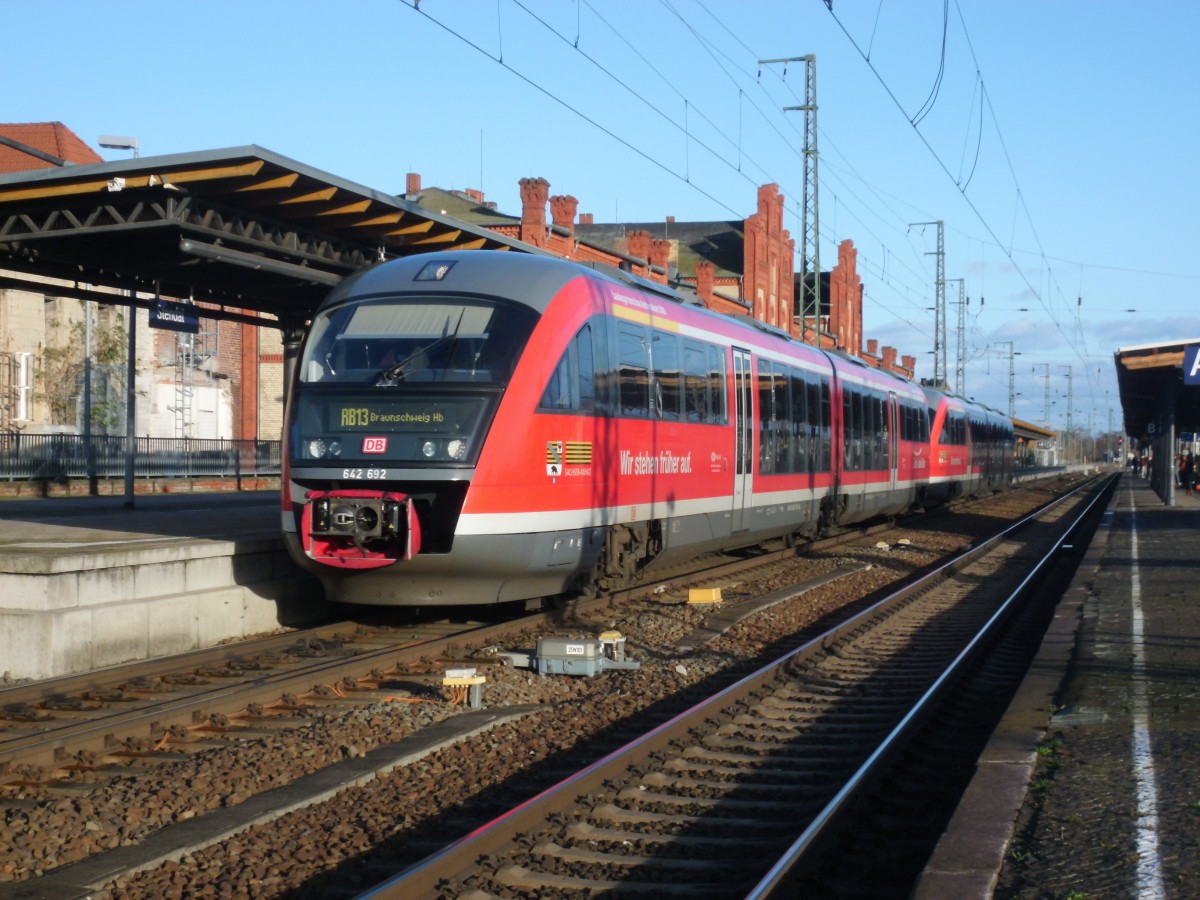 Am 24.11.2013 musste die RB 13 nach Braunschweig als Doppelersatzzug aus dem Bw Stendal geholt werden da der Regelzug eine Verspätung von ca.60 min. hatte.(642 192/692[LED´s]mit 642 233/733[ohne LED´s].