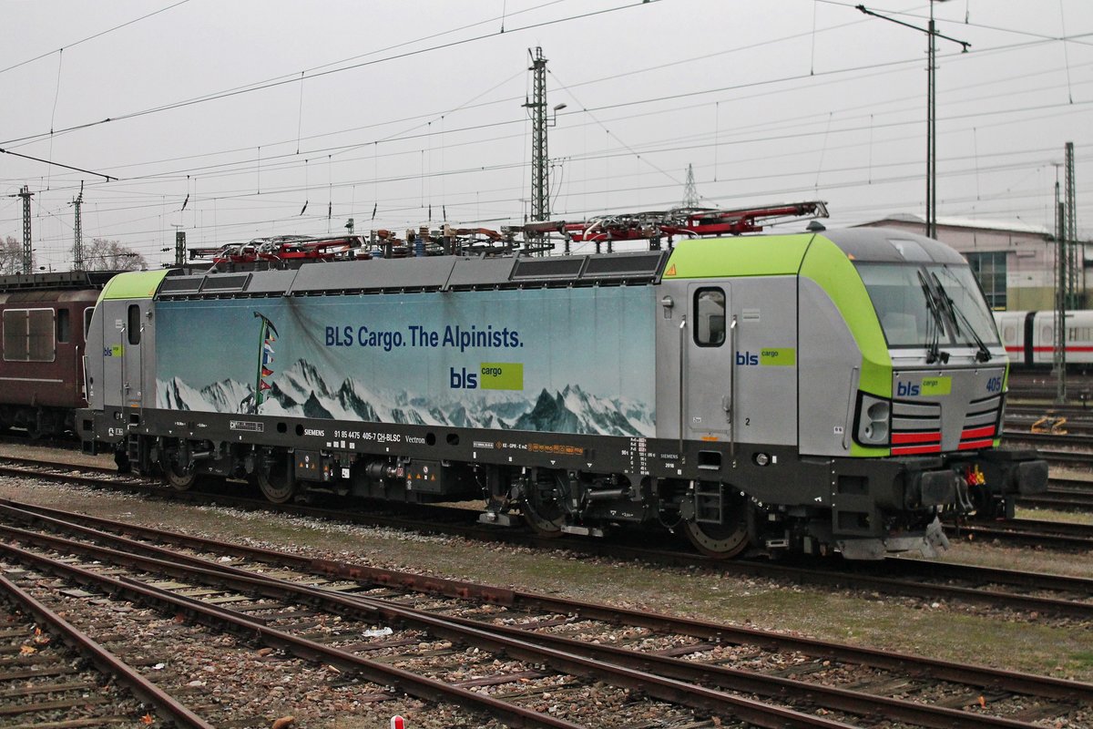 Am 24.11.2016 stand Re 475 405 abgestellt im Abstellbereich vom Badischen Bahnhof in Basel und wartete dort mit weiteren BLS Cargo Maschinen auf ihre nächste Leistung.
