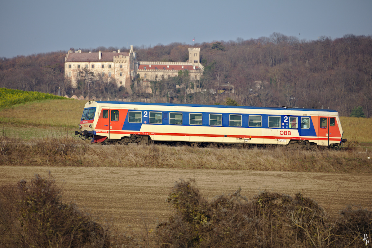 Am 24.11.2019 ist der 5047.015 gerade von Matzen nach Raggendorf Markt unterwegs. Im Hintergrund die Burg Matzen.