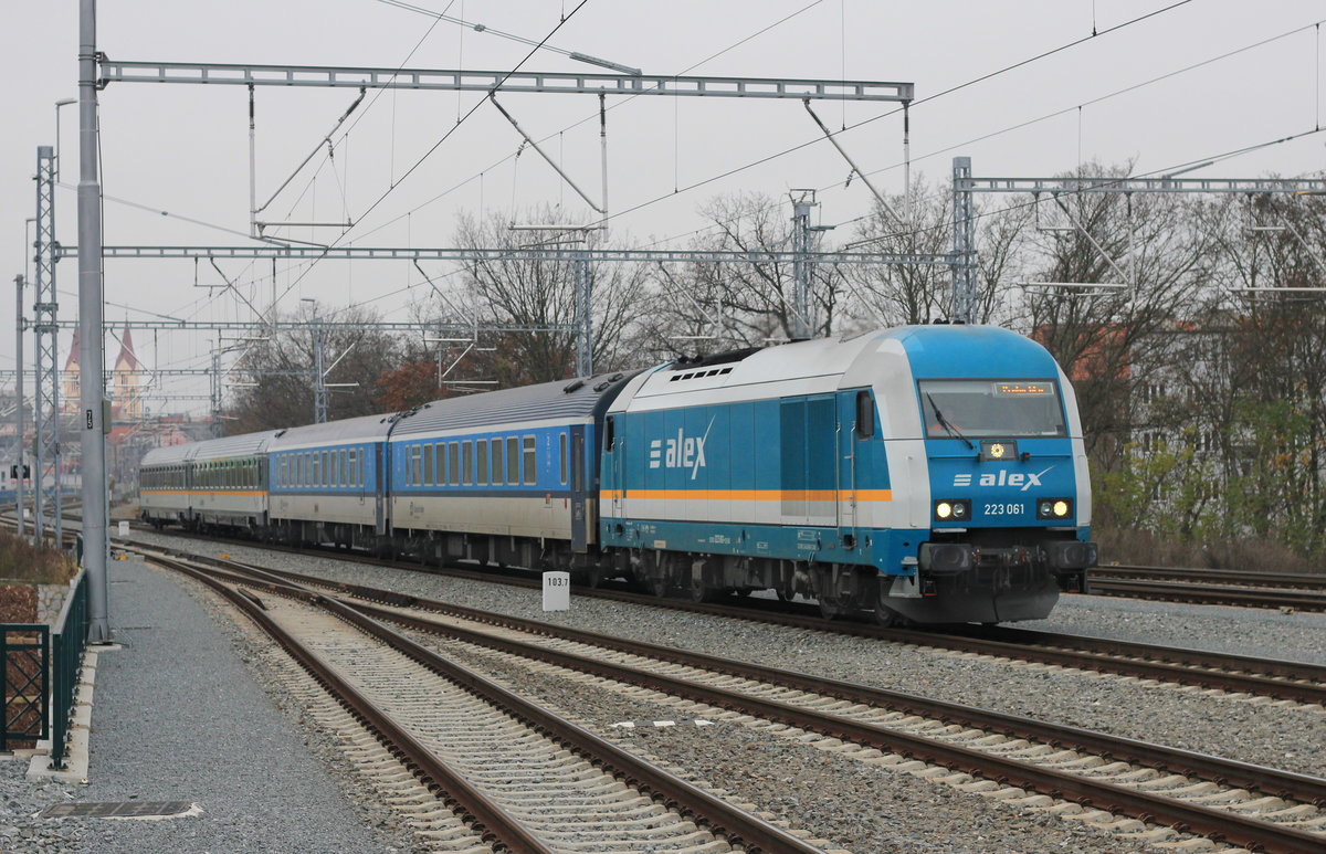 Am 24.11.2019 erreicht 223 061 mit Alex München-Praha Plzeň Hlavní Nádraží, wo gleich der Wechsel auf E-Traktion stattfinden wird. 