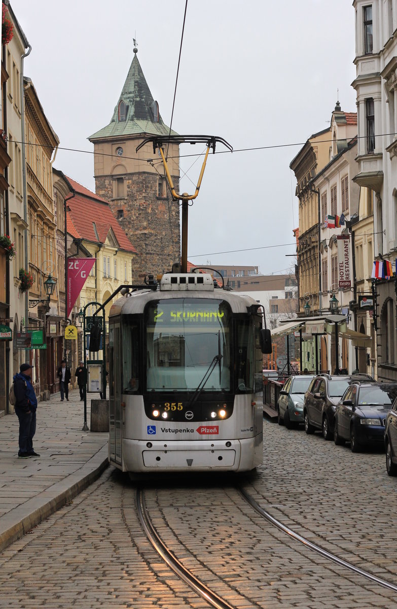 Am 24.11.2019 erreicht Fahrzeug 355 (Typ Vario LF) auf der Linie 2 Světovar-Skvrňany die Haltestelle Náměstí Republiky. 