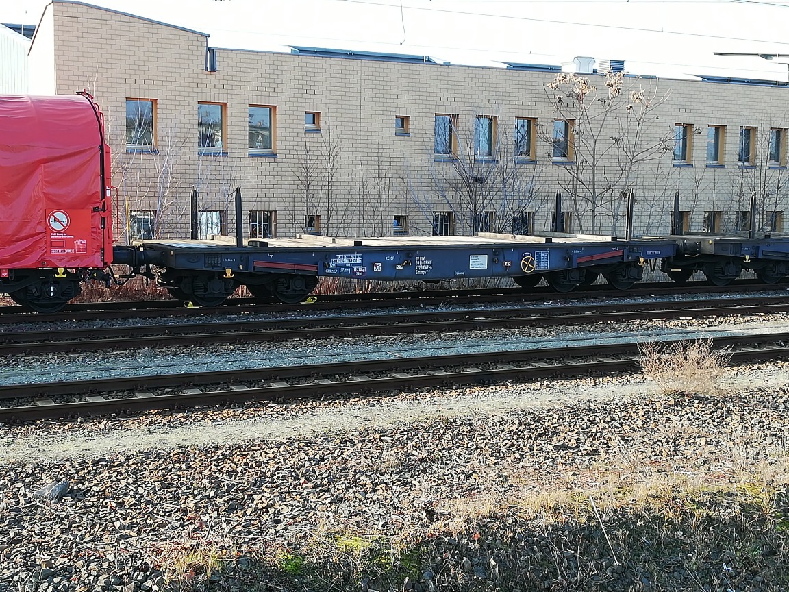 Am 24.1.2020 stand auf der Übergabe an Bombardier mit mehreren  Artgenossen  dieser Smmps im Eigentum der On Rail GmbH, Mettmann. Wagennummer 37 RIV 80 D-ORME 4728 047-4. Aufgenommen in Hennigsdorf b. Berlin vom S-Bahnsteig aus. Von der Konstruktion erinnert dieser Wagen an die Rlmmps der DB, hat aber neben anderen Drehgestellen auch mit 14,04m auch eine größere Länge über Puffer.