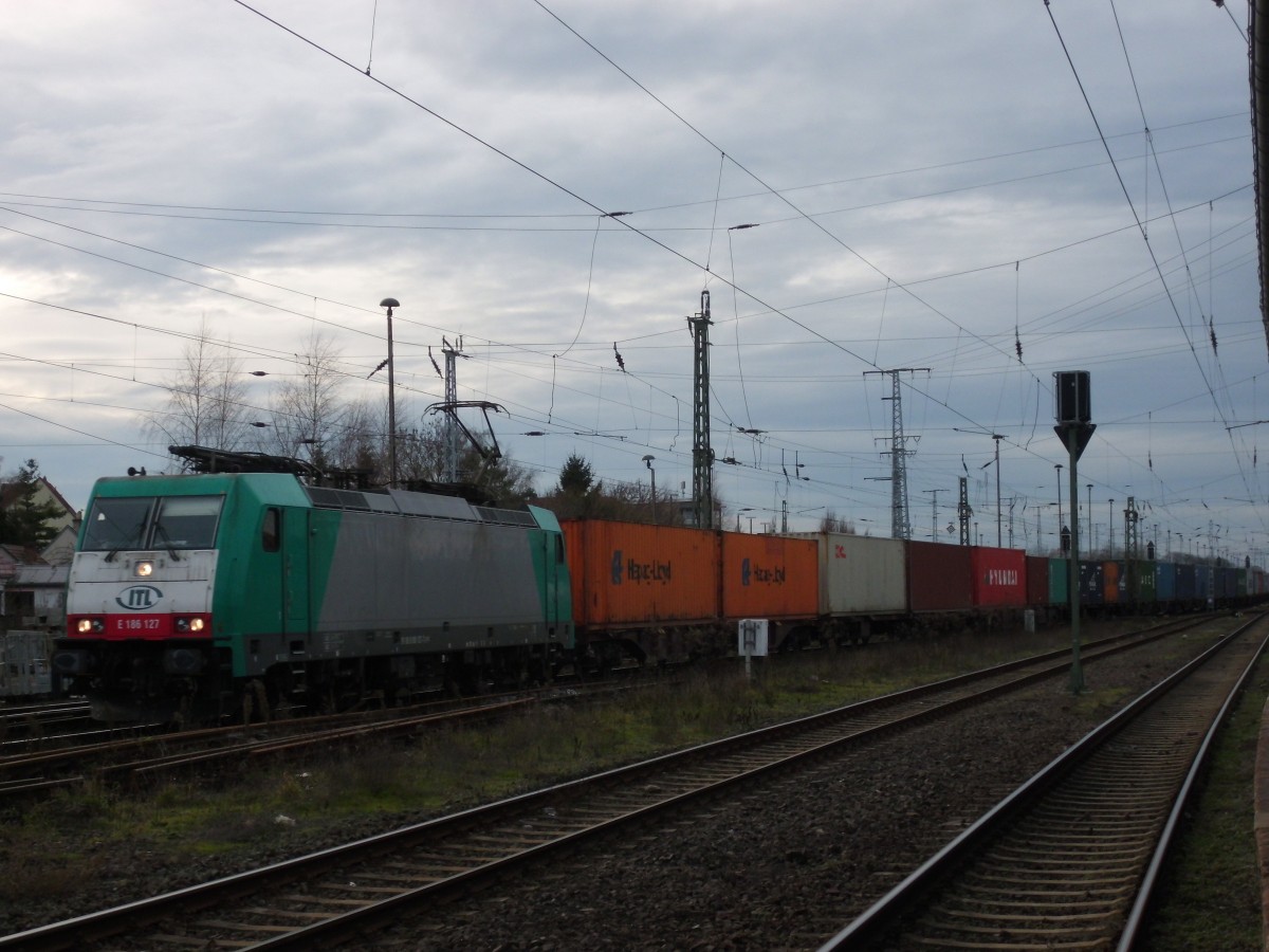 Am 24.12.2013 kam 186 127 mit einem Containerzug aus Richtung Uelzen durch Stendal und fuhr weiter nach Magdeburg. 
