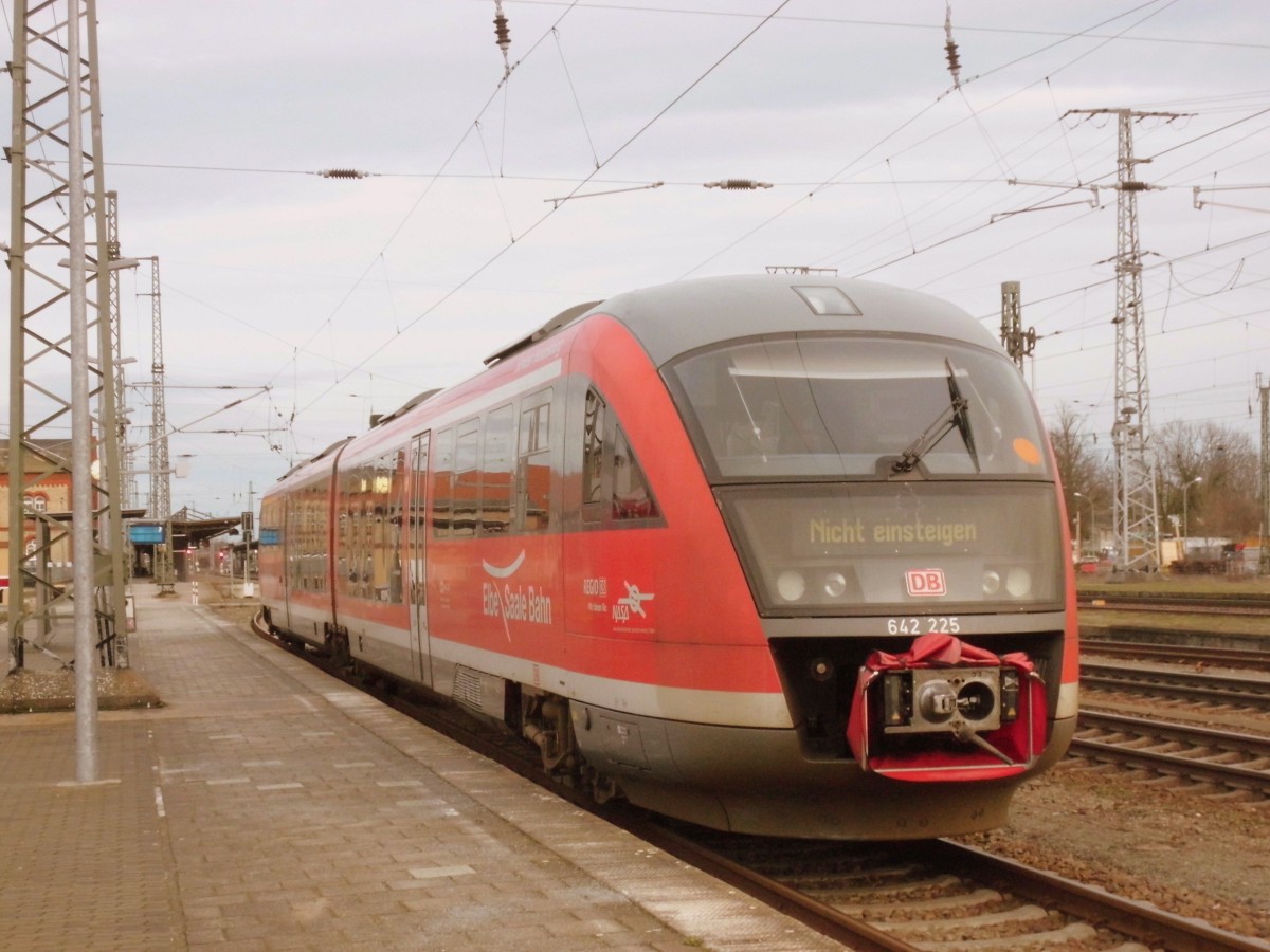 Am 24.12.2013 stand 642 225/725 in Stendal auf Gleis 7 abgestellt.Nach kurzer Pause rangierte er nach Gleis 6 und fuhr dann die RB 13 nach Rathenow.