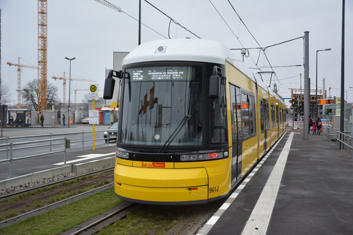 Am 24.12.2014 wurde diese Bombardier Flexity Berlin mit der Nummer 9012 bei der Ausfahrt Berlin Hbf aufgenommen.