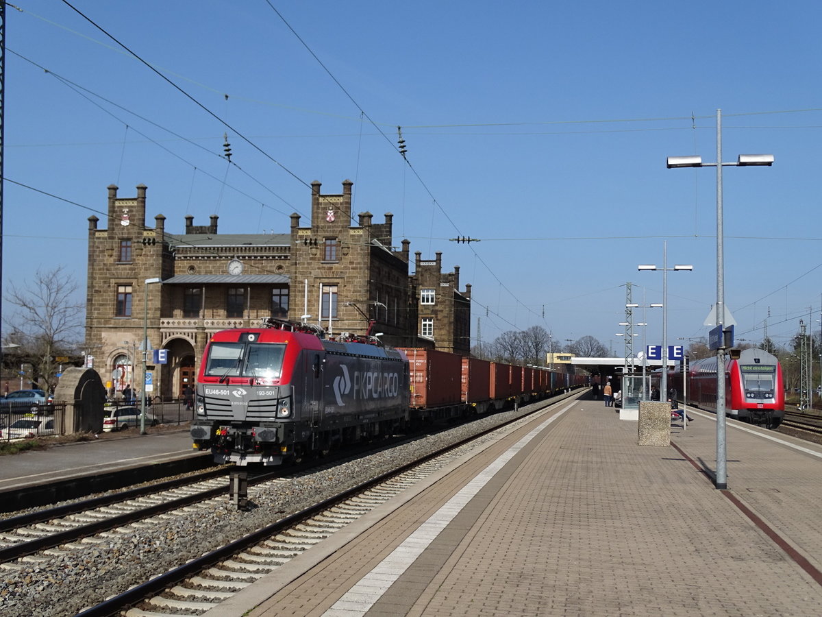 Am 2.4.2016 durfährt eine Vectron der PKP CARGO mit ihrem Containerzug den Bahnhof Minden in Richtung Löhne.
