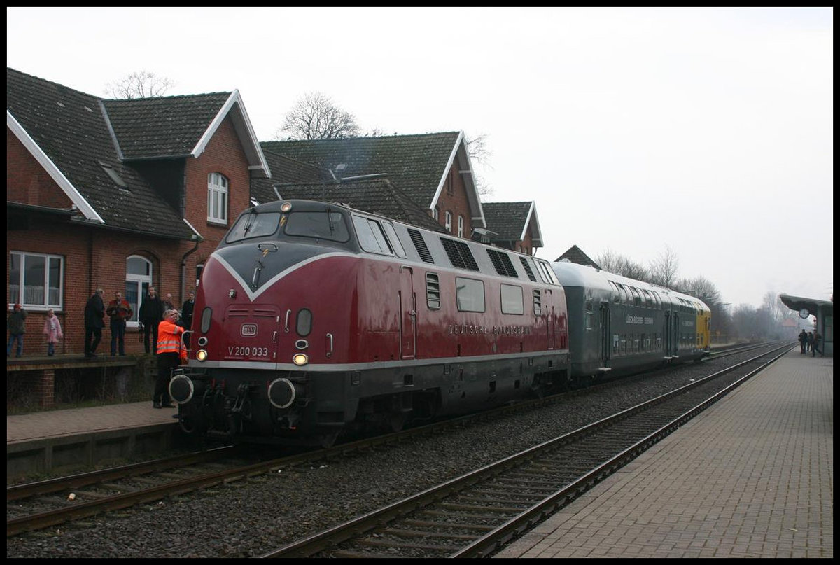 Am 24.2.2007 kam die Hammer V 200033 mit dem musealen Lübeck Büchener Doppelstockzug im Rahmen einer Sonderfahrt nach Cloppenburg. Hier steht der Zug am Hausbahnsteig in Cloppenburg.