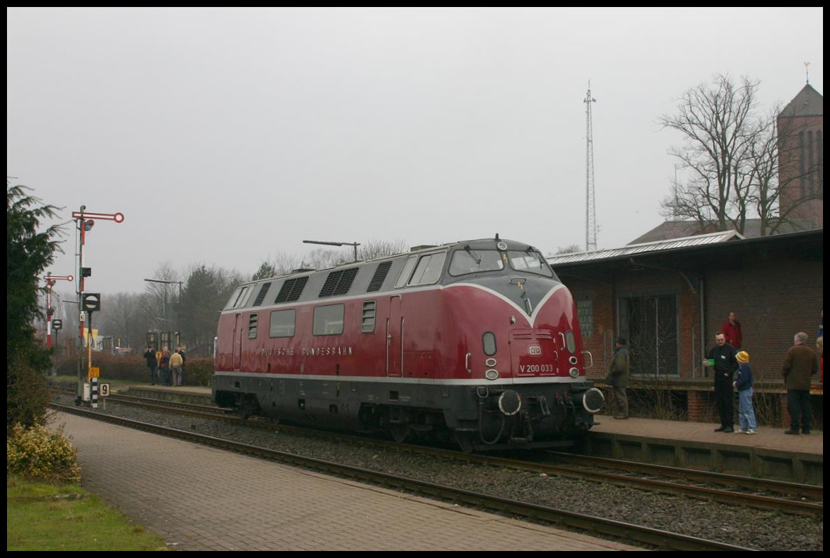 Am 24.2.2007 kam die Hammer V 200033 mit dem musealen Lübeck Büchener Doppelstockzug im Rahmen einer Sonderfahrt nach Cloppenburg. Um weiter die Nebenstrecke nach Friesoythe befahren zu können, musste die Lok im Bahnhof Cloppenburg umsetzen.