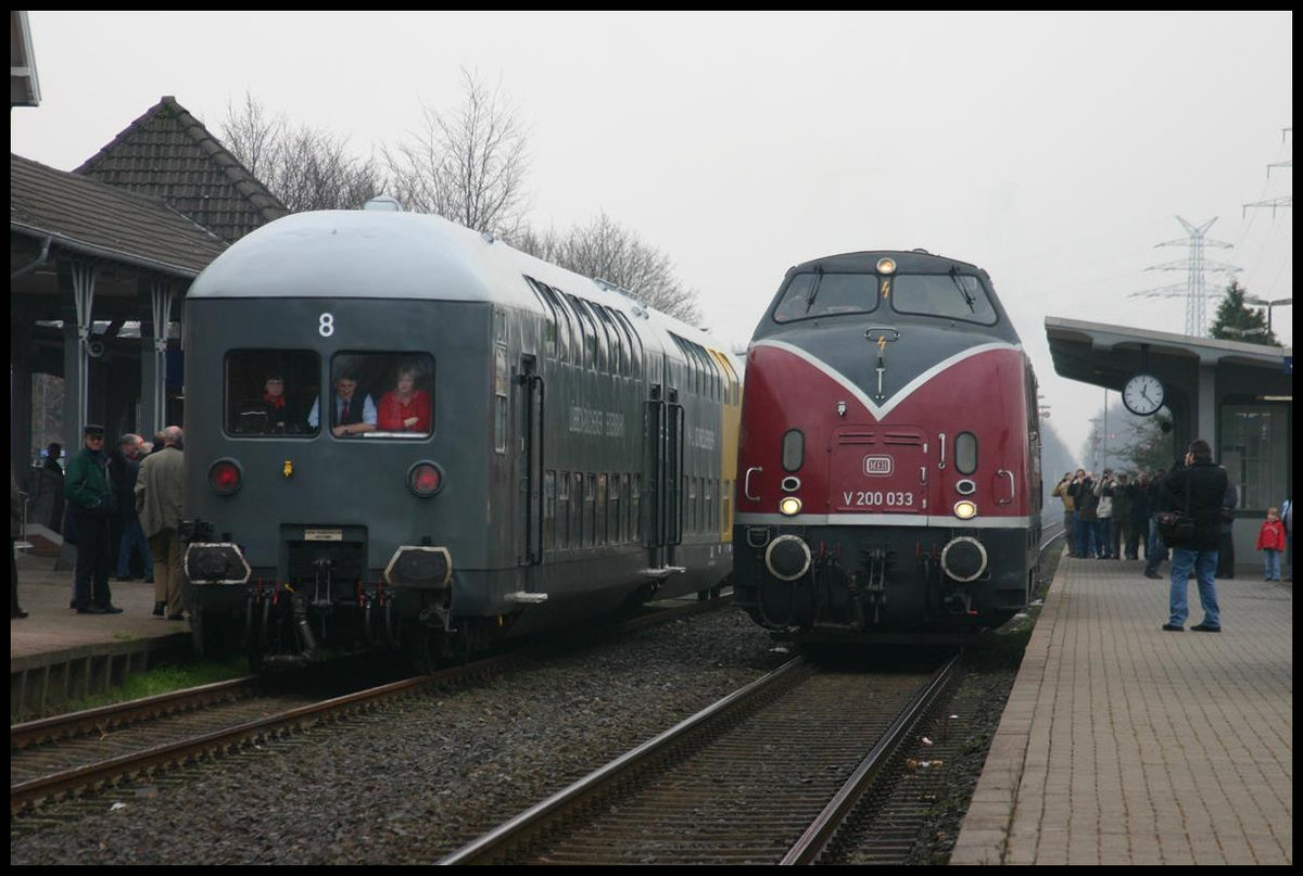 Am 24.2.2007 kam die Hammer V 200033 mit dem musealen Lübeck Büchener Doppelstockzug im Rahmen einer Sonderfahrt nach Cloppenburg. Von Cloppenburg aus fuhr der Zug weiter über die Nebenstrecke bis Friesoythe. Dazu musste die Lok aber im Bahnhof umsetzen. Zum Leidwesen der Teilnehmer herrschte während des ganzen Tages trübes Regenwetter!